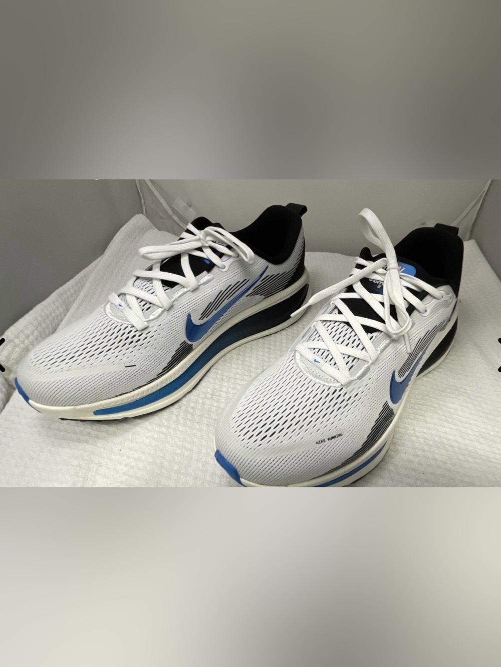 Nike men’s VOMERO 18 running shoes, White, blue, black- size 11.5 NWOB